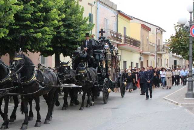 Musica, carrozze e cortei: in provincia di Bari sopravvive il funerale in pompa magna